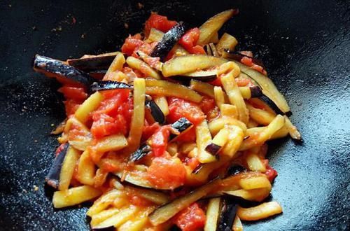  去皮|家常菜西红柿烧茄子，建议西红柿要去皮，更入味才好吃