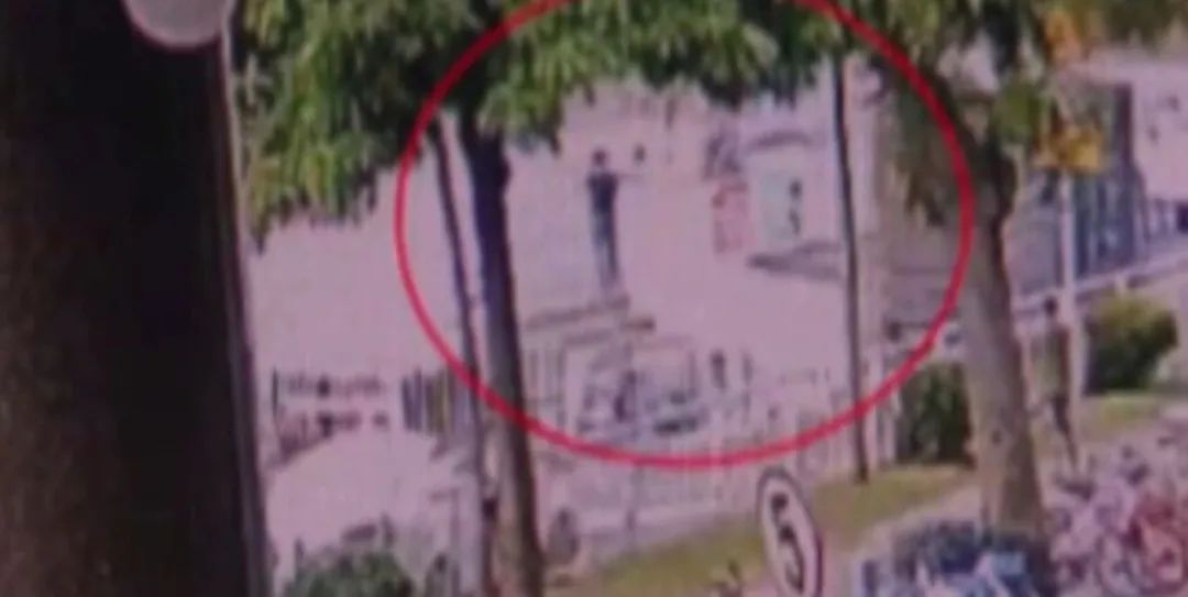  陶毅|深圳男子撞倒环卫工人后逃逸，其父想都没想就做了这事