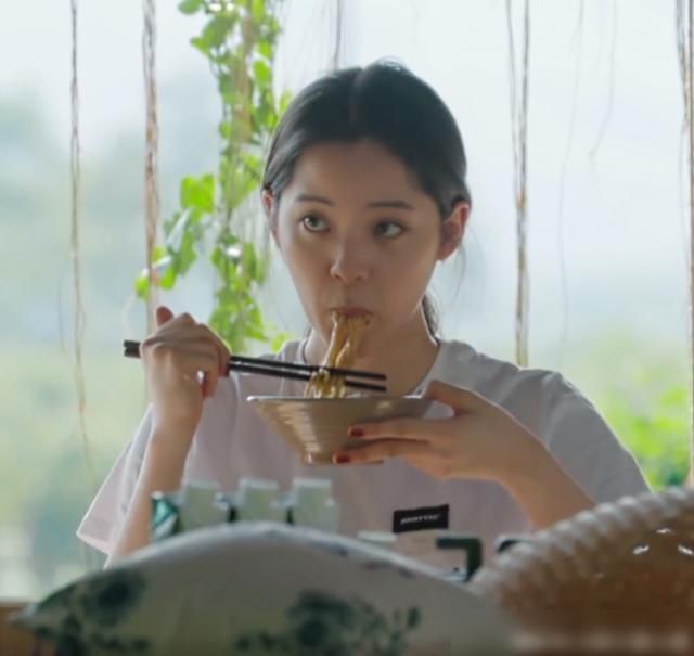  可惜|欧阳娜娜爱吃黄老师做的面条，看到她吃饭的样子，不当吃播可惜了