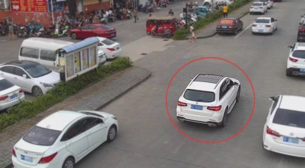 小伙|给人指路后,奔驰车司机提出要捎热心小伙一程,,没想到……小伙直呼后悔