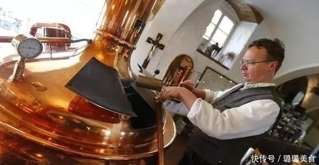 两块钱|两块钱一听的啤酒和十块钱一听的有什么区别?酒厂员工:很简单!