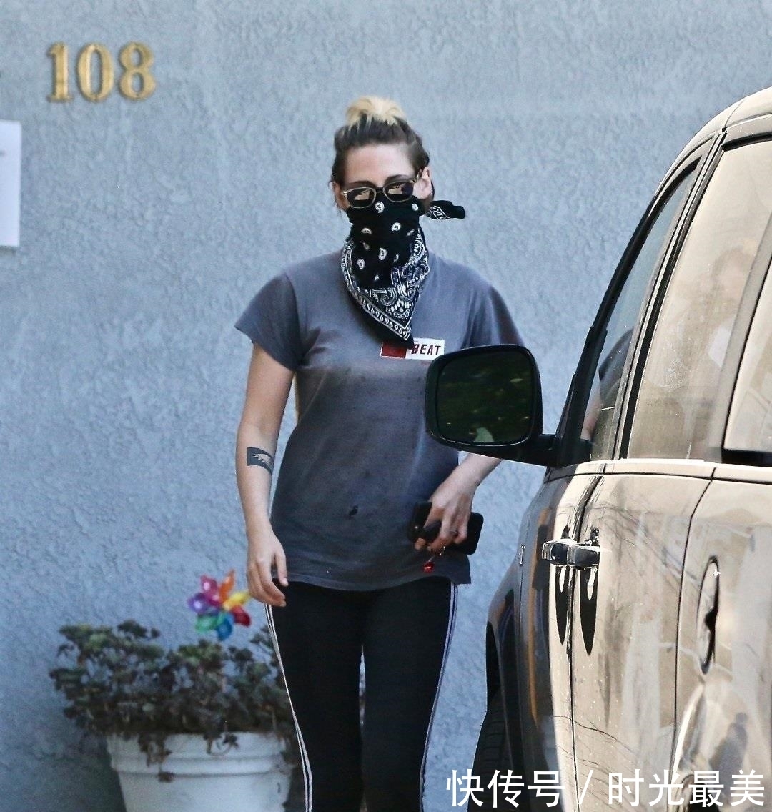 暮光|“暮光女”扎丸子头戴墨镜,穿黑色紧身裤走运动范,真的太酷了