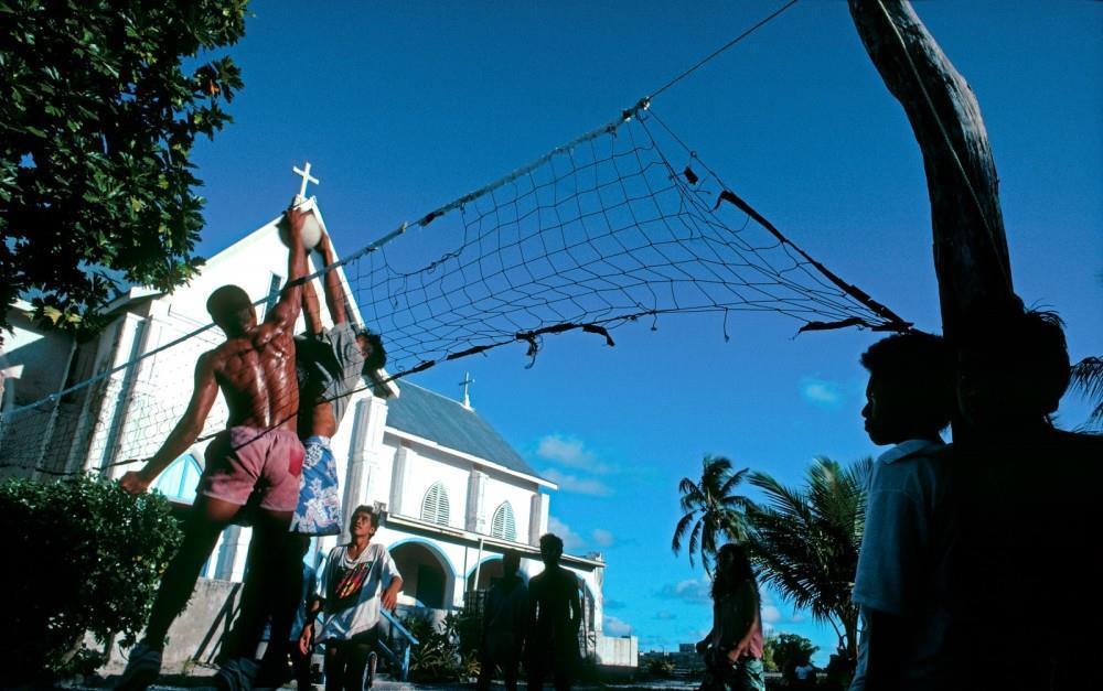 拥有|倒数第一经济体:靠太阳能发电人均拥有5头猪,居民全是双重国籍