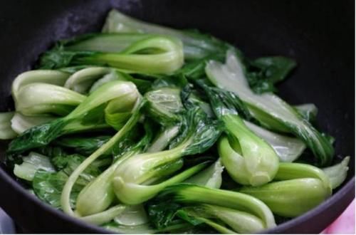  香菇|香菇炒油菜还加蚝油？加一碗水淀粉，鲜味翻倍还下饭