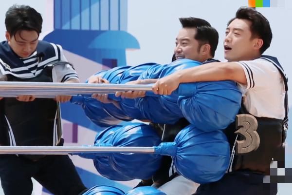  郑恺|郑恺掉下去时，游戏道具出卖了他，完全可以赢却偏偏要放水让baby