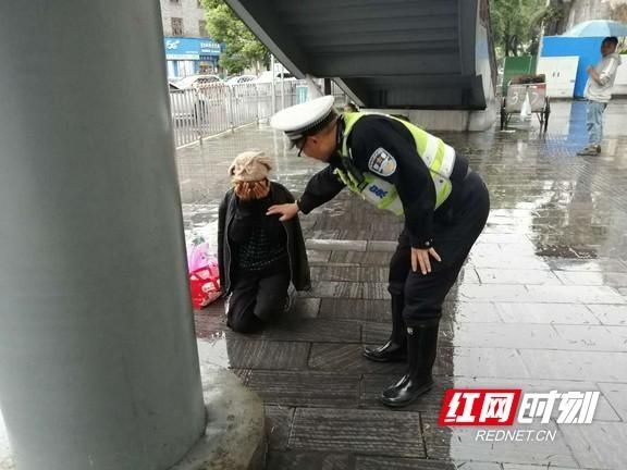 杨胜正|老人不知缘由雨中长跪 吉首交警扶起陪在身旁