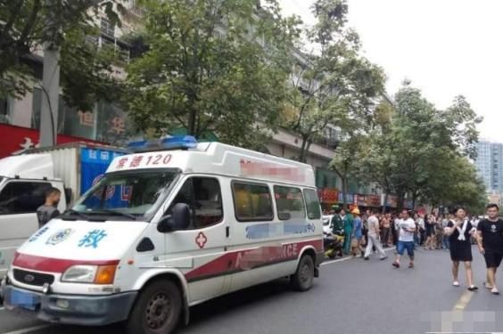  路虎|路虎车不为救护车让行？鸣笛70多秒却纹丝不动，路虎车主：我有隐情