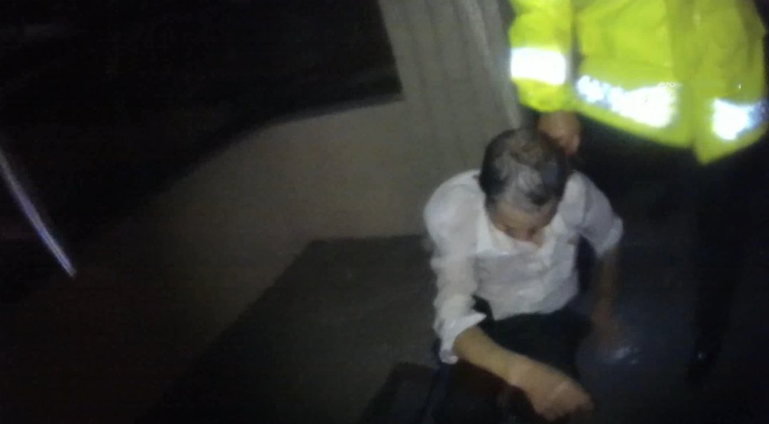  凌晨|凌晨，杭州老人暴雨中独坐路边，转眼却不见了！背后真相太心酸...