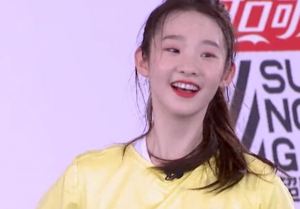  艺术体操|张艺凡的腰伤有多严重？刘些宁上场表演体操时，她的小动作太揪心！