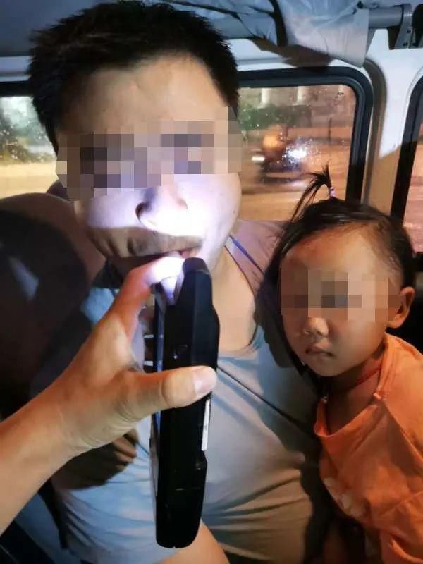  驾驶座|糊涂父亲喝了7瓶啤酒还开车，副驾驶座上坐着3岁女儿