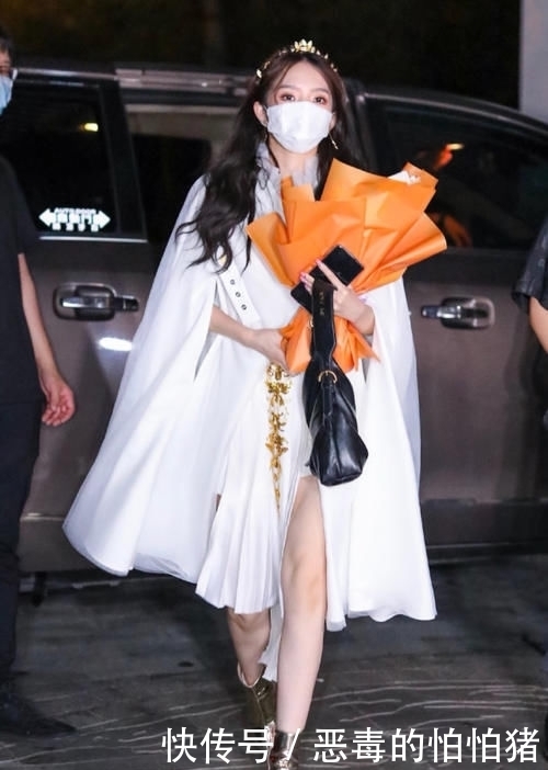 配焦|孟美岐不愧是第一名出道的,穿印花长裙配焦糖色短靴,时髦霸气