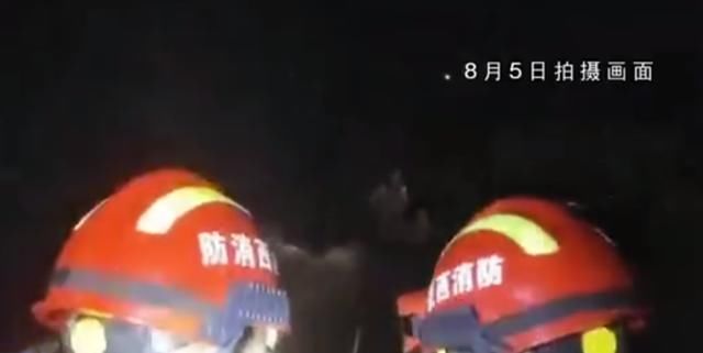  夫妻|危险！陕西一河道河水暴涨 一对夫妻被困车内，妻子还有身孕