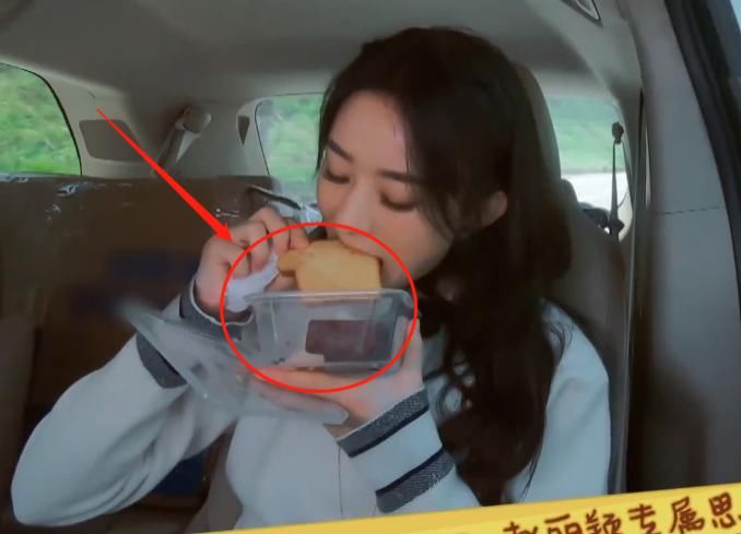  蛋糕|想吃蛋糕却没有叉子，赵丽颖的做法太聪明，是吃货没错了