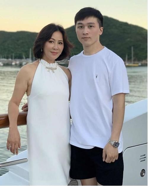  女神|刘嘉玲合影遭热议，脸部紧致手臂却粗壮松弛，不老女神全靠P图？