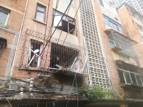  住户|突发！贵阳中坝路一间民房发生爆炸 一家四口不同程度受伤