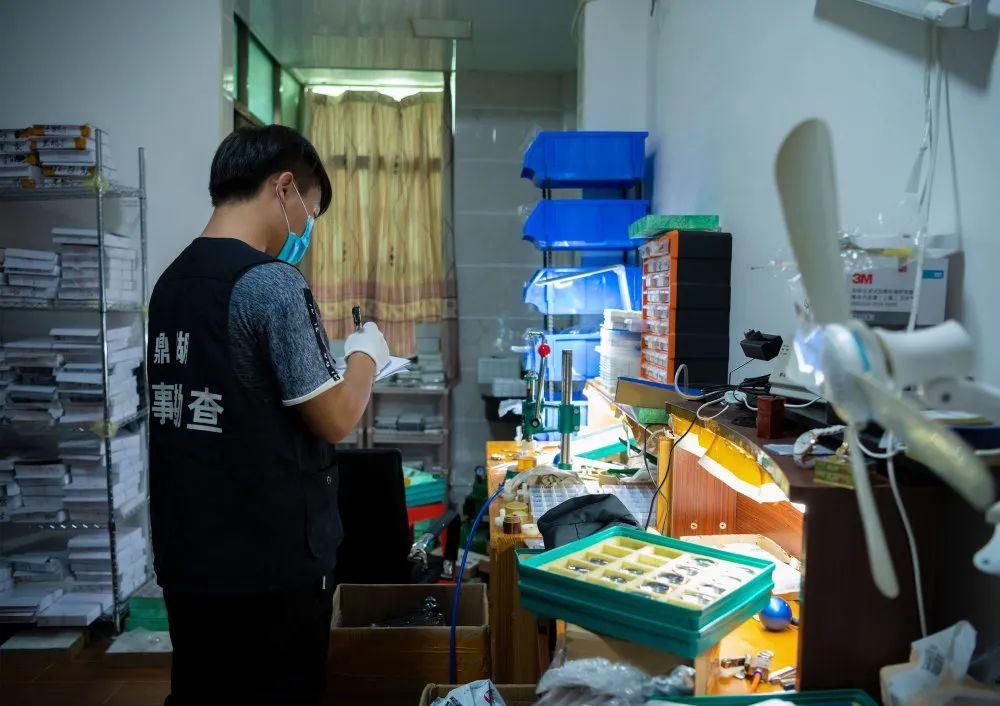 公安|涉案金额超6亿元!鼎湖公安捣毁特大制售假冒名表团伙