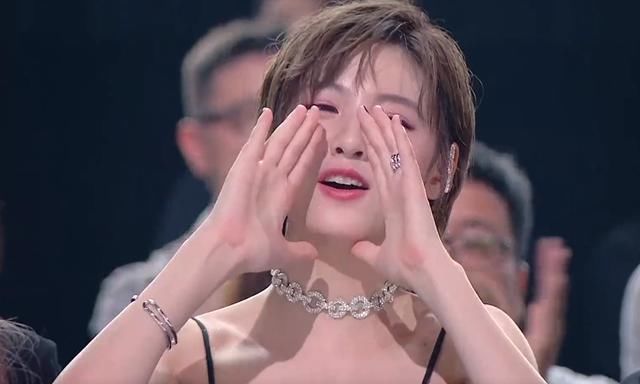  队友|SNH48在台上表演，我却在关注台下赵粤的做法，行为也太暖心了