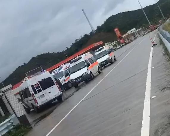  突发|突发！电白那霍发生一起车祸，两车相撞，车辆严重受损司机被困