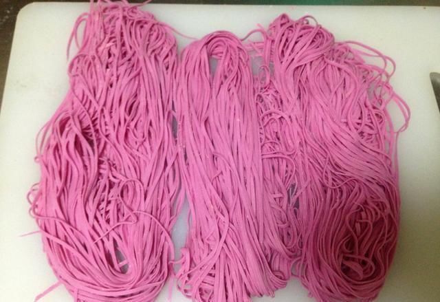 龙果皮|火龙果的皮还可以“入菜”,富含花青素,简单处理凉拌,一举三得