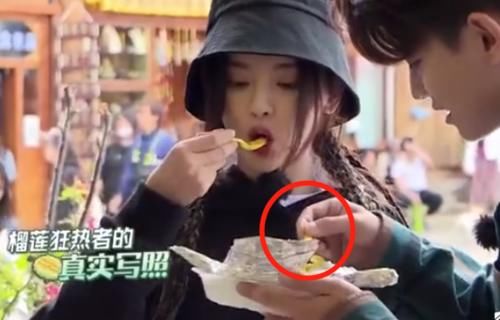  超越|任嘉伦和杨超越同吃一碗甜品，他的处理方式亮了，已婚男人的自觉