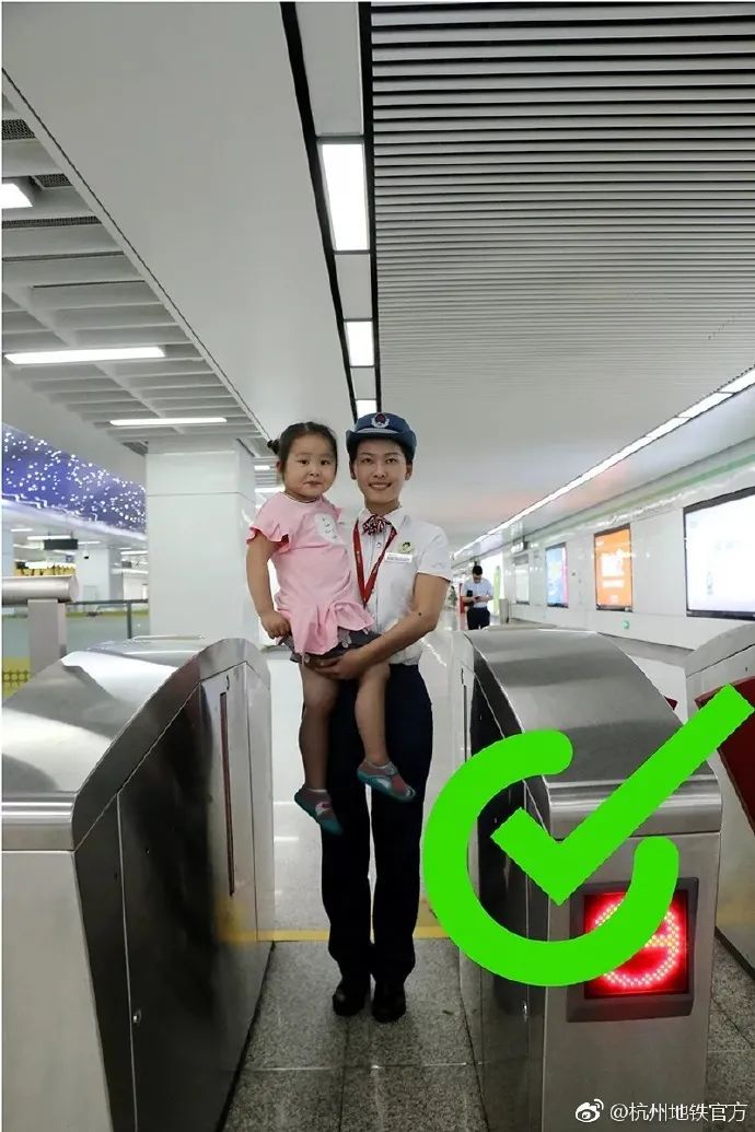 孩子|妈妈带娃乘地铁被闸机夹到，警方提醒带娃坐地铁要注意