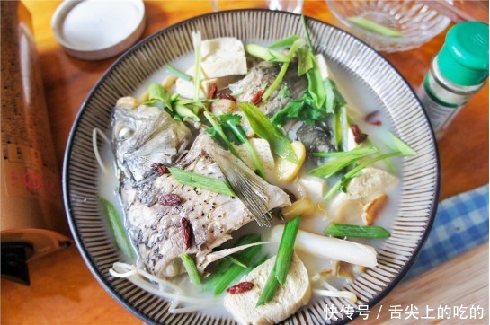 豆腐汤|美味鲜甜的鱼头豆腐汤,像极了咸味牛奶,盛一碗流连忘返
