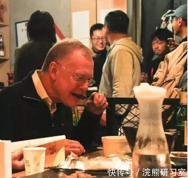 烧烤店|清华医学生放下手术刀,去开烧烤店,撸串同时还能问诊