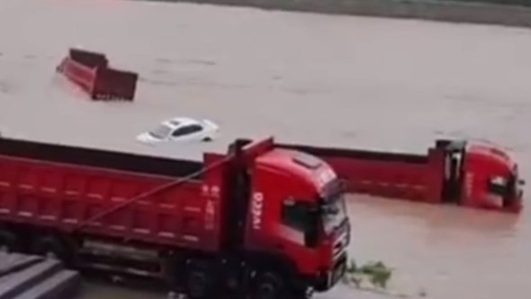 四川达州暴雨猪被洪水冲走视频(四川达州等地突降暴雨，网友拍摄有小车在街上被冲走)  第1张