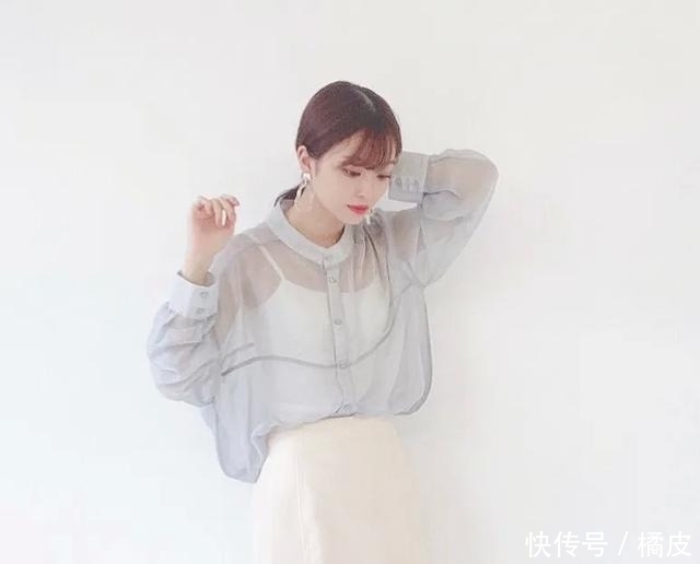 早秋|为什么日本女人都喜欢穿“透视衬衫”?夏末早秋的时髦,全靠它撑