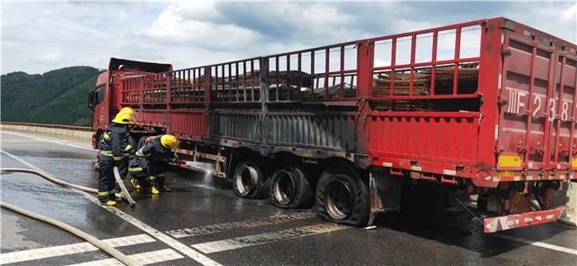  钢圈|惊险！大挂车行驶中突然“冒火”，3个轮胎烧得只剩钢圈