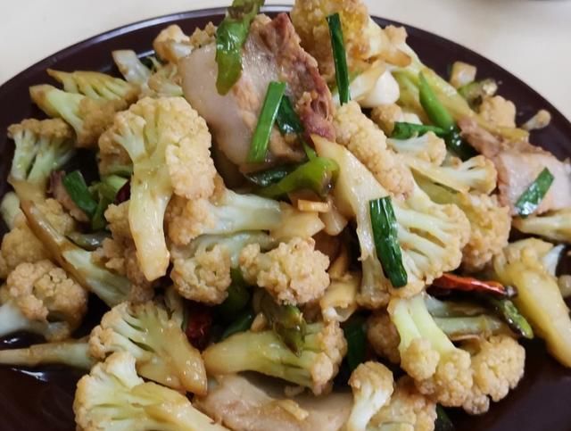 干辣椒|一道最接地气的花菜做法,香脆可口,好吃不辣