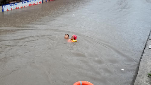 救援|面包车被淹没 驾驶员车顶等救援,消防员仰泳百米托着司机游向安全地带