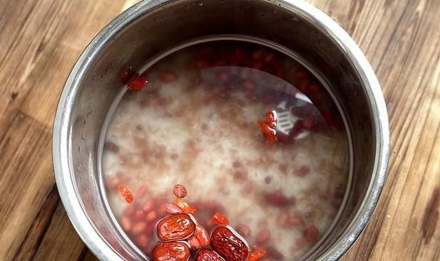 大米|养生食物中有6红，到底是哪几种？煮6红粥时再加一料，好喝不厌！