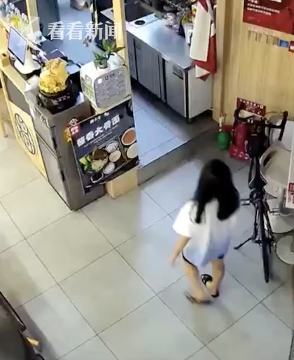 店员|手机没电店员代扫充电宝 借走后她却再没回来...