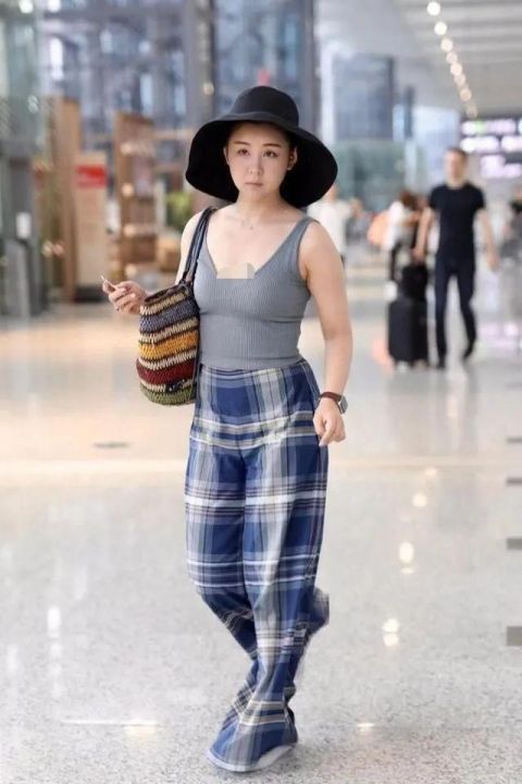  气质|李小萌穿露肩外套，一条白色薄纱裙充满了女神气质