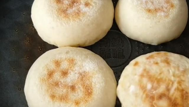  烤箱|一碗面粉，一杯牛奶，做“奶香白饼”，不用烤箱就能做