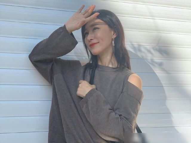  摆地摊|17岁中戏爱上穷小子，裸婚后为生活摆地摊，今因《三十而已》翻红