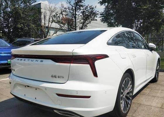  国产汽车厂商|全新奔腾B70现身，红色涂装很洋气，19寸轮毂加持配1.5T