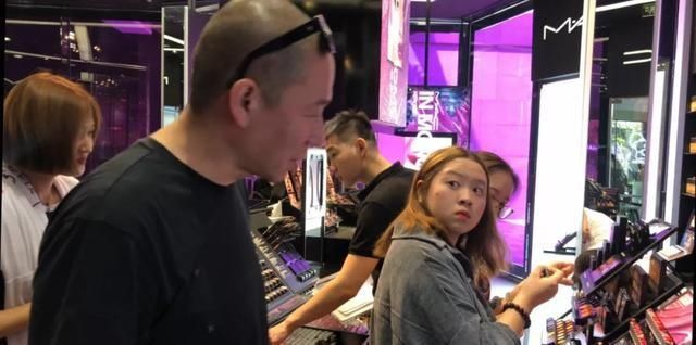 欧阳|王菲前男友变中老年美妆博主?爱与欧阳娜娜斗嘴,为何被网友喊停