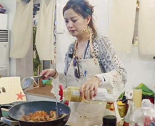  下厨|中餐厅女嘉宾下厨，周冬雨戴橡胶手套，看到赵丽颖：这么怕的吗？