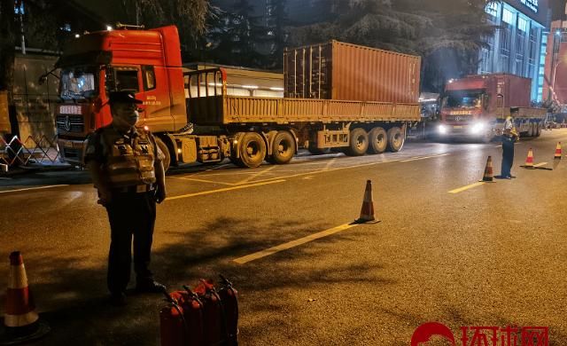  集装箱|紧忙：重型卡车、起重机进，集装箱出！