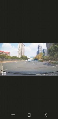  驾驶|连跨多车道 公交加塞逼停小车
