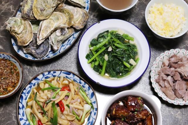  精致|四口之家的晚餐，两荤两素拒绝精致穷，网友：碗筷起落间的幸福