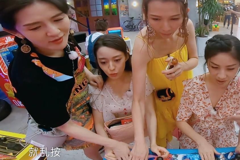  节目|吉娜明明是第一次玩游戏机，看到她跟胡可比赛的结果，这是天才？