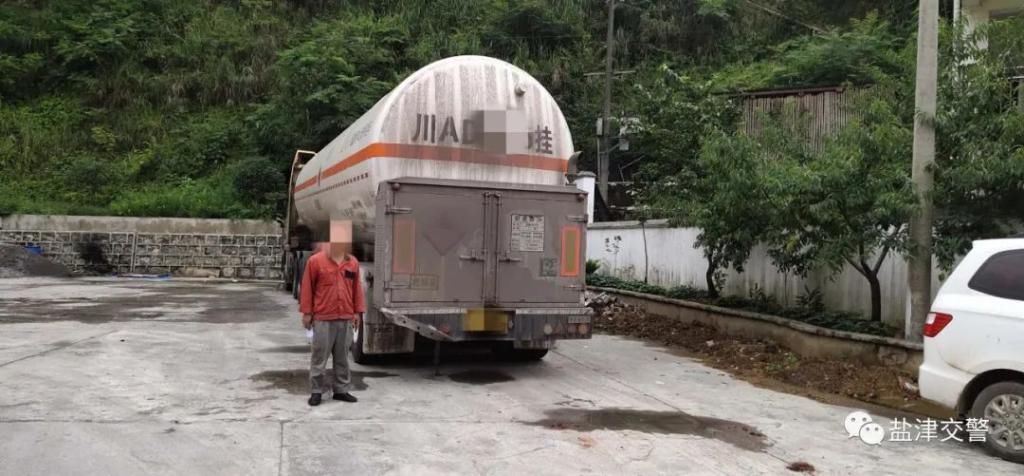  油罐车|盐津交警破案显神速，群众赠锦旗用心点赞