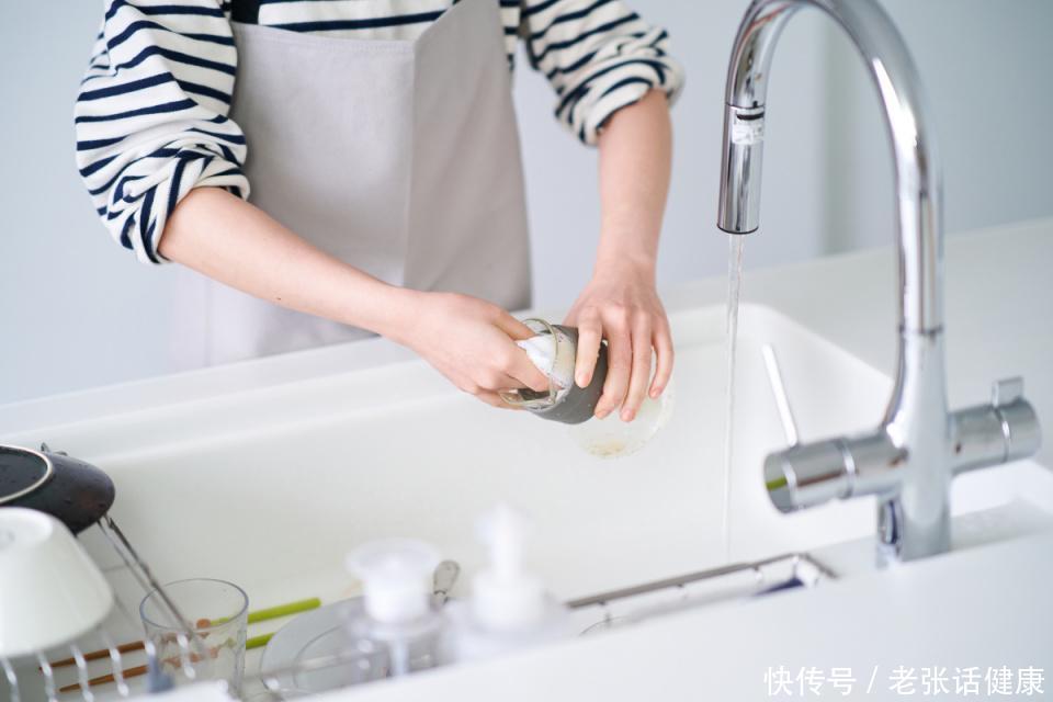 洗碗时的五个坏习惯(洗碗时的4个坏习惯，或为健康埋下隐患，自查一下，你是否中招？)