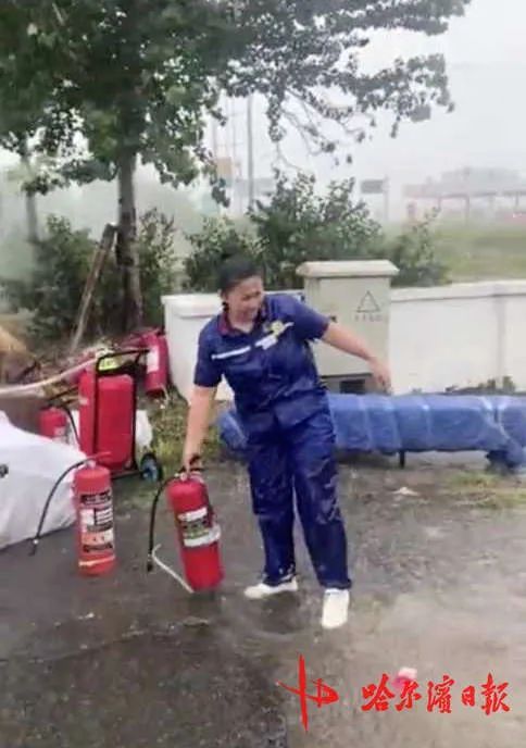  加油站|货车刚进加油站就冒黑烟！女站长、加油员紧急救援……
