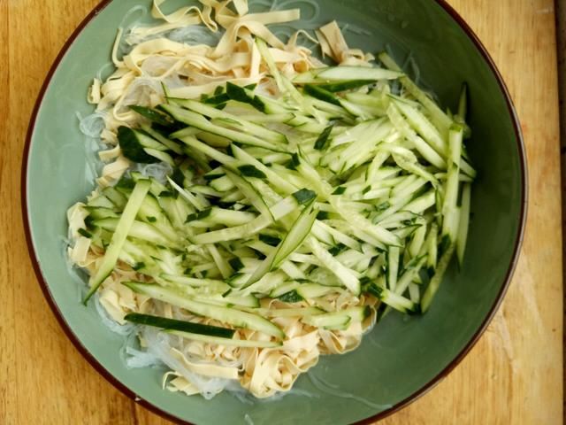  爽口|天太热，凉拌黄瓜别“单调”，搭配这2种食材，清脆爽口还下饭