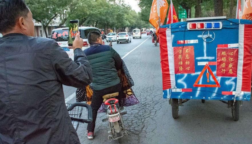  保时捷|300斤网红直播徒步拉车，摄像头刚关上就转身坐进保时捷，还打赏？