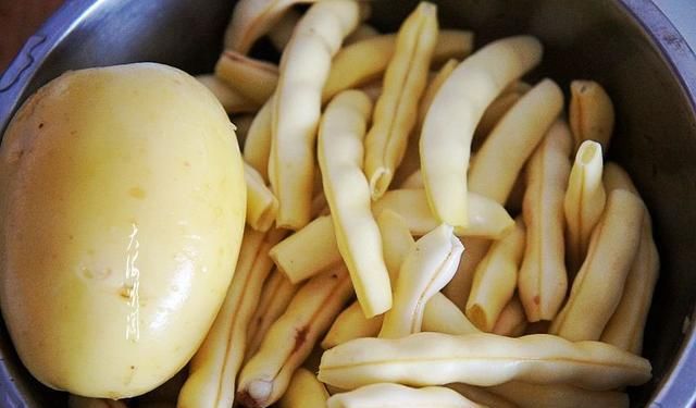  碰上|立秋后，这豆角碰上贵也买，和土豆一起炖好吃到撑，饱腹又营养